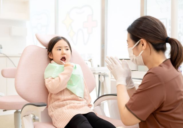 歯磨きの仕方を教わる女の子